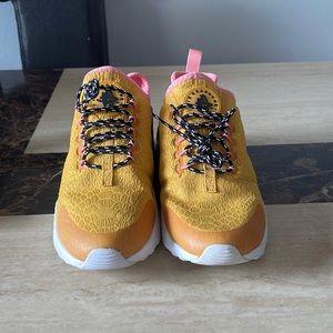 Yellow and pink running shoes • Size 9 • Women • Athletic • very good condition